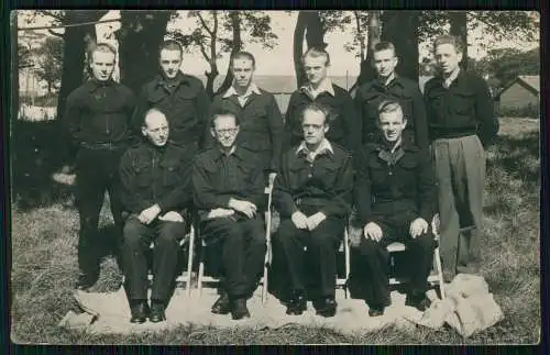 Foto AK - Prisoner-of-war camp - deutsche Soldaten Wehrmacht Gruppe im Lager