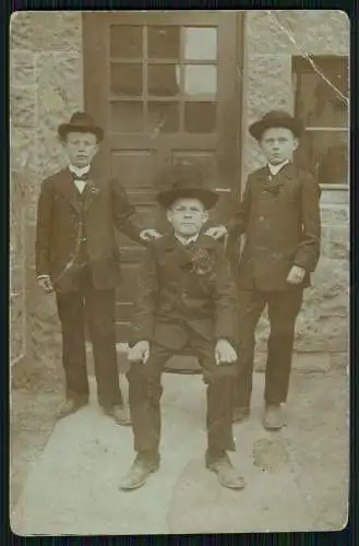 4x Foto AK feine Herren elegant gekleidet mit Stuhl vor der Haustür um 1910