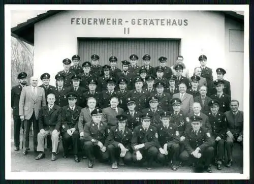 2x Foto AK Gruppe von Freiwillige Feuerwehr Wo ? Männer vor Gerätehaus II