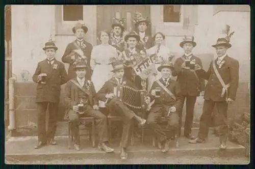 Foto AK Gruppe Männer und Damen - Junge Garde 1894 - Musik und Bier Sachsen ?