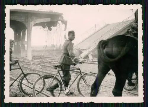 4x Foto Soldaten Wehrmacht mit Fahrrad in Belgien und andere