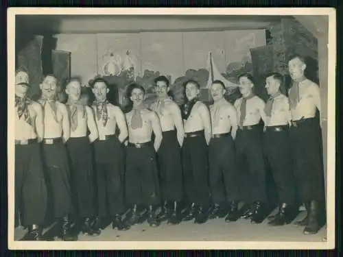 5x Foto Soldaten Wehrmacht Front-Bühne Theater mit Sängergruppe und Götzentanz