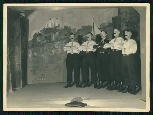 5x Foto Soldaten Wehrmacht Front-Bühne Theater mit Sängergruppe und Götzentanz