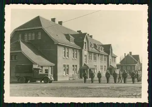 2x Foto Soldaten Wehrmacht in der Kaserne ? Appell Fahrzeug uvm.