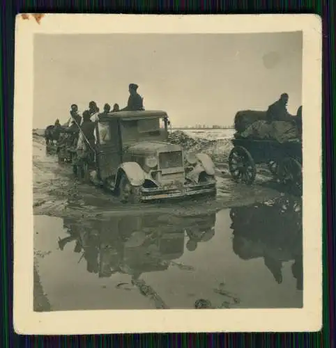 Foto Soldaten Wehrmacht Vormarsch Ostfront Fahrzeug LKW Pferde Wagen im Schlamm