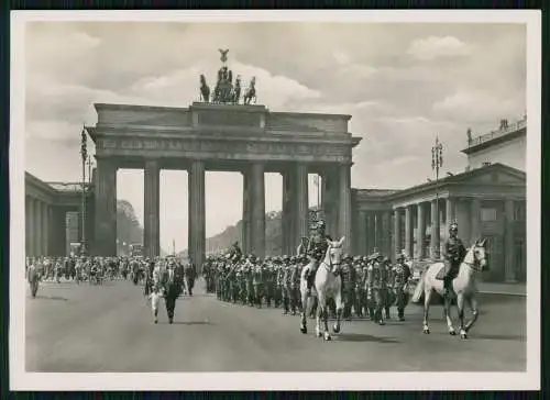 AK Foto Berlin Einzug der Wache durch das Brandenburger Tor Soldaten Pferde