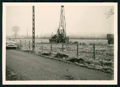 2x Foto DEA Deutsche Erdöl AG Henschel Magirus o.ä. Bohrturmaufbau in Frankreich