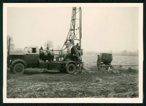 2x Foto DEA Deutsche Erdöl AG Henschel Magirus o.ä. Bohrturmaufbau in Frankreich