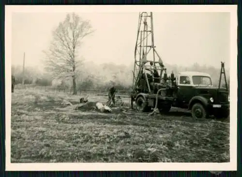 2x Foto DEA Deutsche Erdöl AG Henschel Magirus o.ä. Bohrturmaufbau in Frankreich