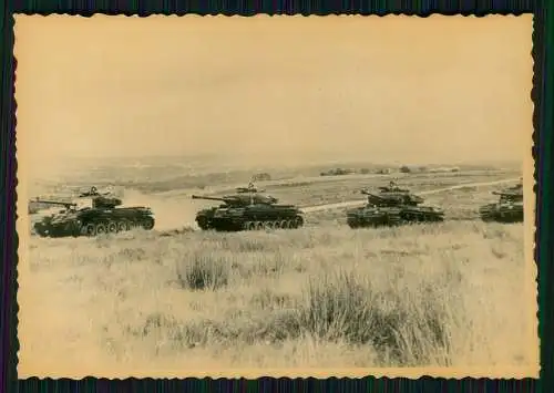 Foto 9 x 6 cm altes Papier nach 1945 - Panzer Tank Gruppe Vormarsch