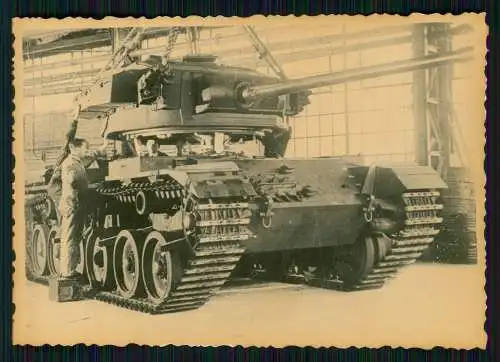 Foto 9 x 6 cm altes Papier nach 1945 - Panzer Tank Werkstatt Reparatur am Turm