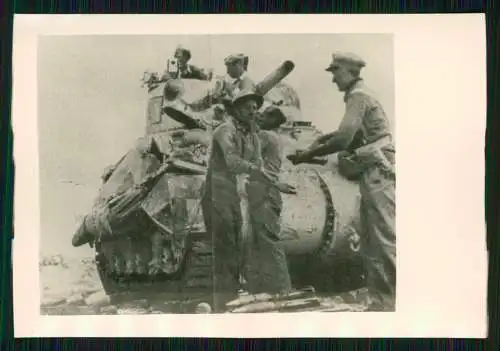 2x Foto 9 x 6 cm altes Papier nach 1945 - englische Soldaten Panzer Tank