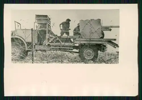 2x Foto 9 x 6 cm altes Papier nach 1945 - englische Soldaten Panzer Tank