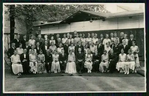Foto AK Geselschaft jungen Damen Herren - Druckstempel Eichhorn Plauen Vogtland