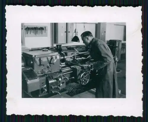 Foto Metallarbeiter an der Drehbank Drehmaschine 1939 im Rüstungsbetrieb