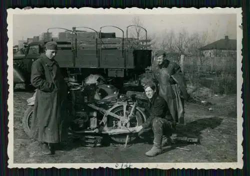 Foto Soldaten Wehrmacht Fuhrpark Platz Fahrzeuge Motorrad Krad LKW Ostfront