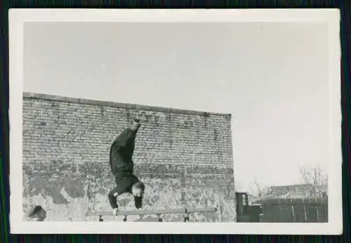 4x Foto Wehrmacht Soldaten WK II - Turnen an Barren Turngerät