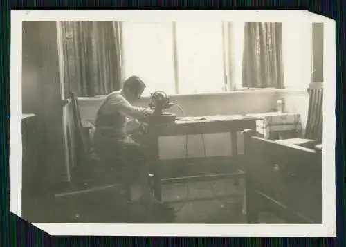 2x Foto Hilde an der Phoenix Nähmaschinenfabrik Bielefeld 1939 - Baer & Rempel