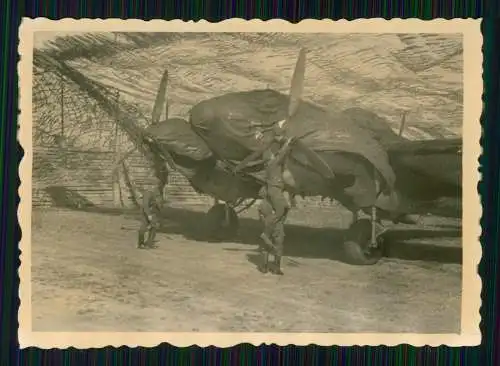 Foto 7 x 5 cm altes Papier nach 1945 - Flugzeug Aircraft Heinkel He 111 Tarnnetz