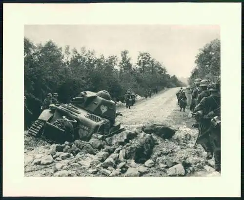 Original Druck 24x19cm Karton - Wehrmacht Soldaten vorbei an franz. Panzer Tank