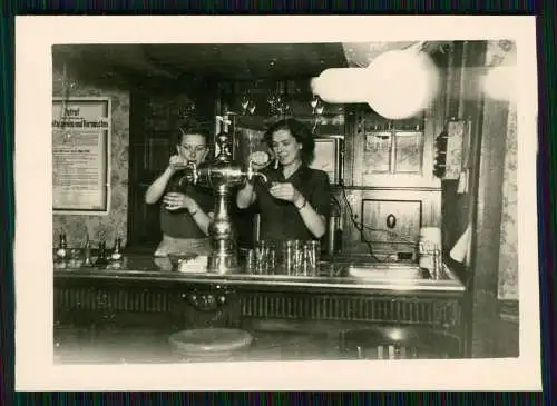 12x Foto - Kneipe Gasthof Wirtin Kellner Gäste am Tresen Theke Gastronomie .....