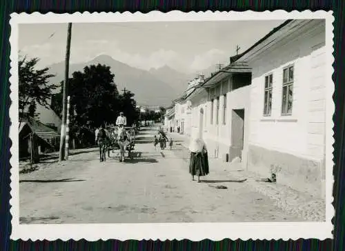 Foto Dorf Balkan Bauer mit Pferd und Wagen Zigeuner mit KInder auf der Straße