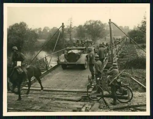 Foto Wehrmacht deutsche Soldaten - Pontonbrücke Fahrzeuge Motorrad Frankreich