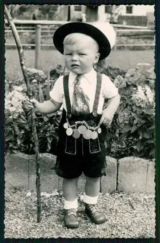 Foto AK kleiner Junge in Lederhose Tracht Stock und Charivari Kette mit Münzen