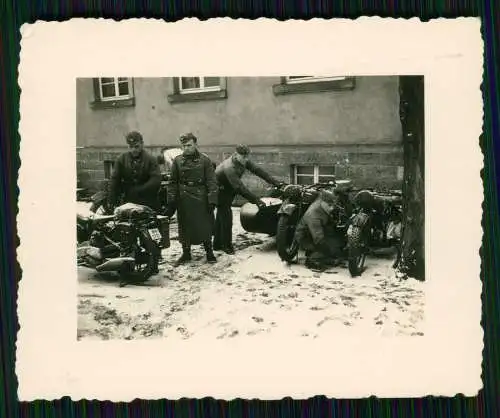 2x Foto - Soldaten Wehrmacht - Reparatur Motorrad Krad und Fahrzeuge WH-32227...