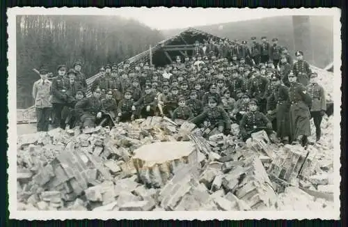 2x Foto - Soldaten Reichswehr Sprengung von Fabrik Schornstein