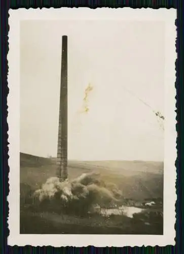 2x Foto - Soldaten Reichswehr Sprengung von Fabrik Schornstein