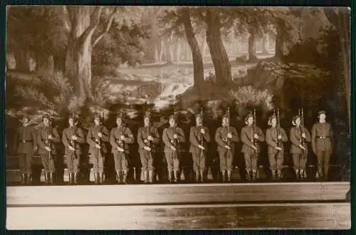 Foto Staude Kassel 17x11cm Soldaten Wehrmacht mit Karabiner auf Bühne in Kassel