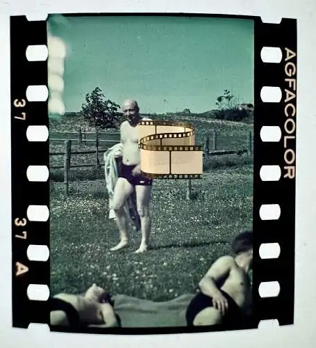 Orig. Farbdia Agfacolor - Soldat in Badehose mit Kameraden Russland Norwegen