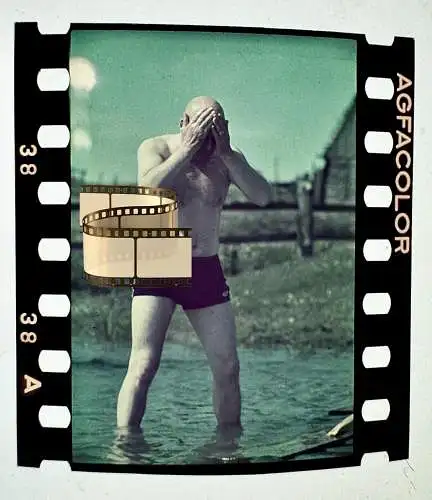 Orig. Farbdia Agfacolor - Soldat in Badehose bei Morgenwäsche Russland Norwegen