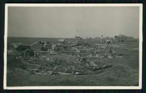 Foto - Uffz. Austermann FPN 22021 - zerstörte Flugzeuge am Boden Ostfront - 1942