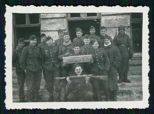 2x Foto - Wehrmacht Soldaten - Präsentieren Gewehr Karabiner Ostfront