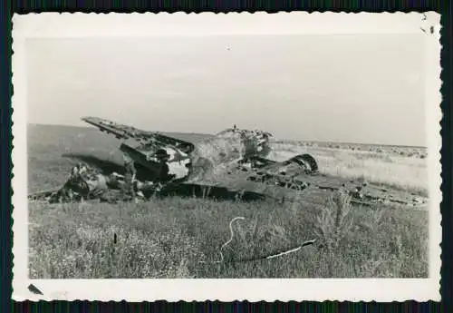 2x Foto Flugzeug Aircraft - Wehrmacht Soldaten Flugzeuge Bruch am Boden