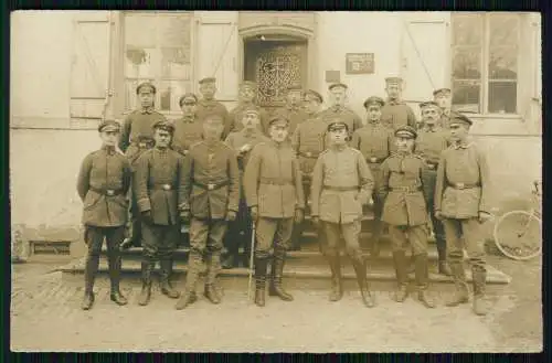 Foto AK 1. WK - Gruppe Soldaten - Schild an Hauswand - Gr. Mörserstraße Nr. 11