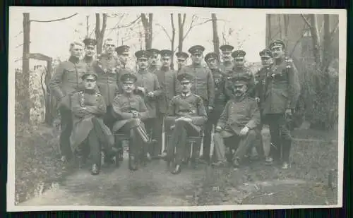 Foto AK 1. WK - Gruppe Soldaten - Offiziere Mannschaft Blumenkränze um den Hals