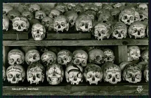 Foto AK Hallstatt Oberösterreich Beinhaus - Schädel Knochen .... um 1960