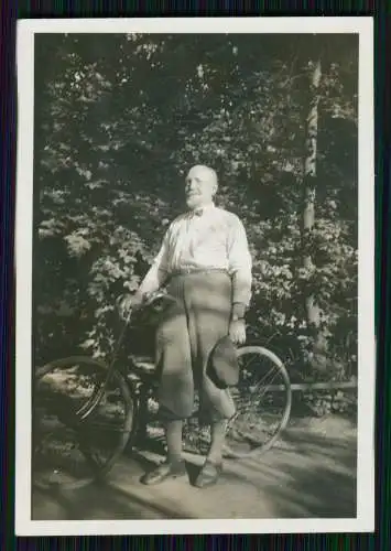 8x Foto - älterer feiner Mann mit Fahrrad - Radfahrer 1934 Rückseite Text Handsc