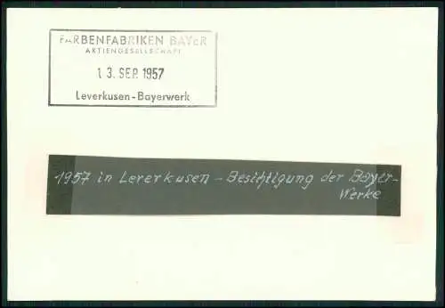Foto 16x11cm - 1957 in Leverkusen - Besichtigung der Bayer-Werke