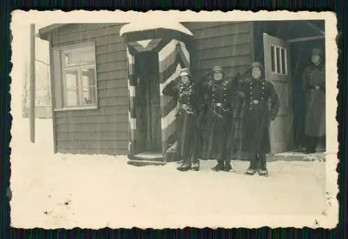 13x Foto Soldaten Wehrmacht - kleines Wachhäuschen und andere