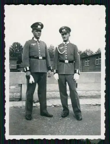 13x Foto Soldaten Wehrmacht - kleines Wachhäuschen und andere