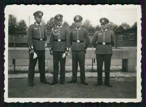 13x Foto Soldaten Wehrmacht - kleines Wachhäuschen und andere