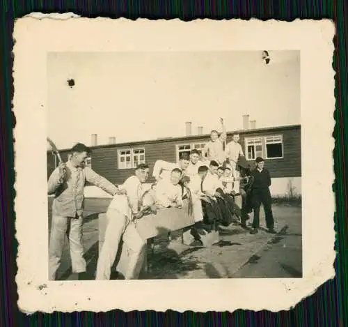 13x Foto Soldaten Wehrmacht - kleines Wachhäuschen und andere