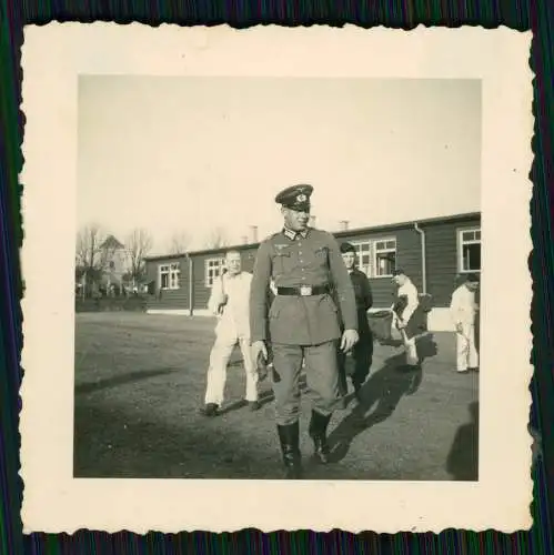 13x Foto Soldaten Wehrmacht - kleines Wachhäuschen und andere