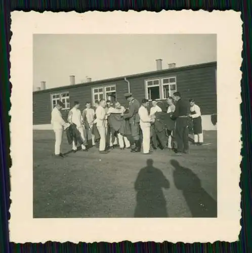 13x Foto Soldaten Wehrmacht - kleines Wachhäuschen und andere