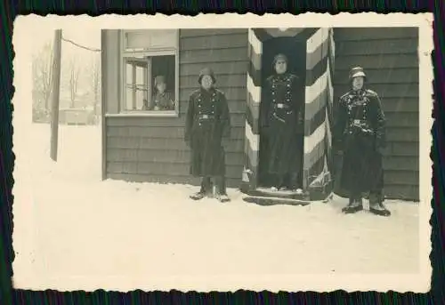 13x Foto Soldaten Wehrmacht - kleines Wachhäuschen und andere