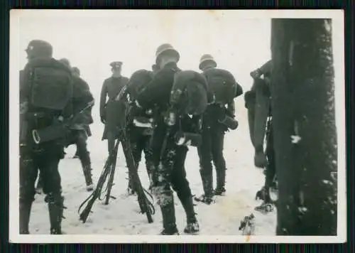 13x Foto Soldaten Wehrmacht - kleines Wachhäuschen und andere